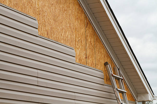 Professional Emergency Siding Repair technician working in Dalzell, SC